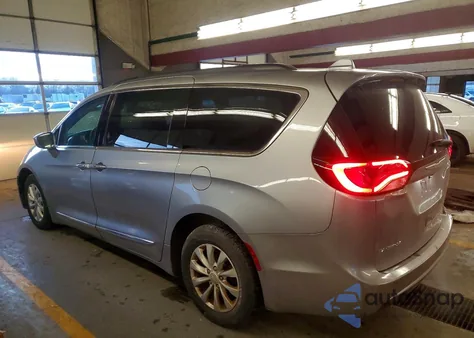 2017 Chrysler Pacifica Touring L z USA, uszkodzony, nr VIN 2C4RC1BG2HR613057